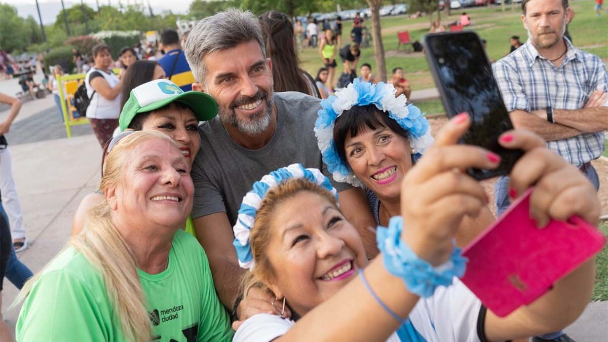 Ulpiano Suarez junto a un grupo de vecinas de Ciudad.