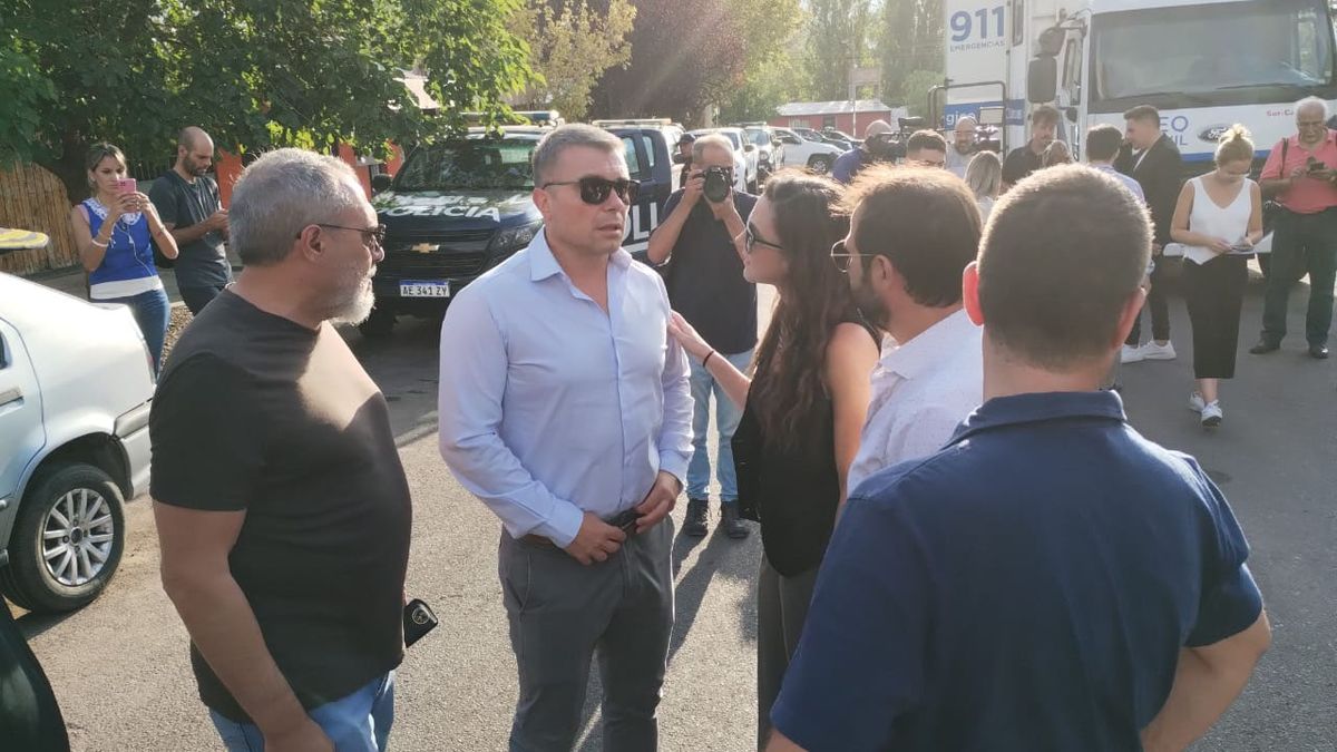 La ministra de Seguridad, Mercedes Rus, llegó al mega operativo policial que se desarrolló en el Campo Pappa, y calificó a esos múltiples allanamientos como exitosos. En la foto, junto al intendente Diego Costarelli.