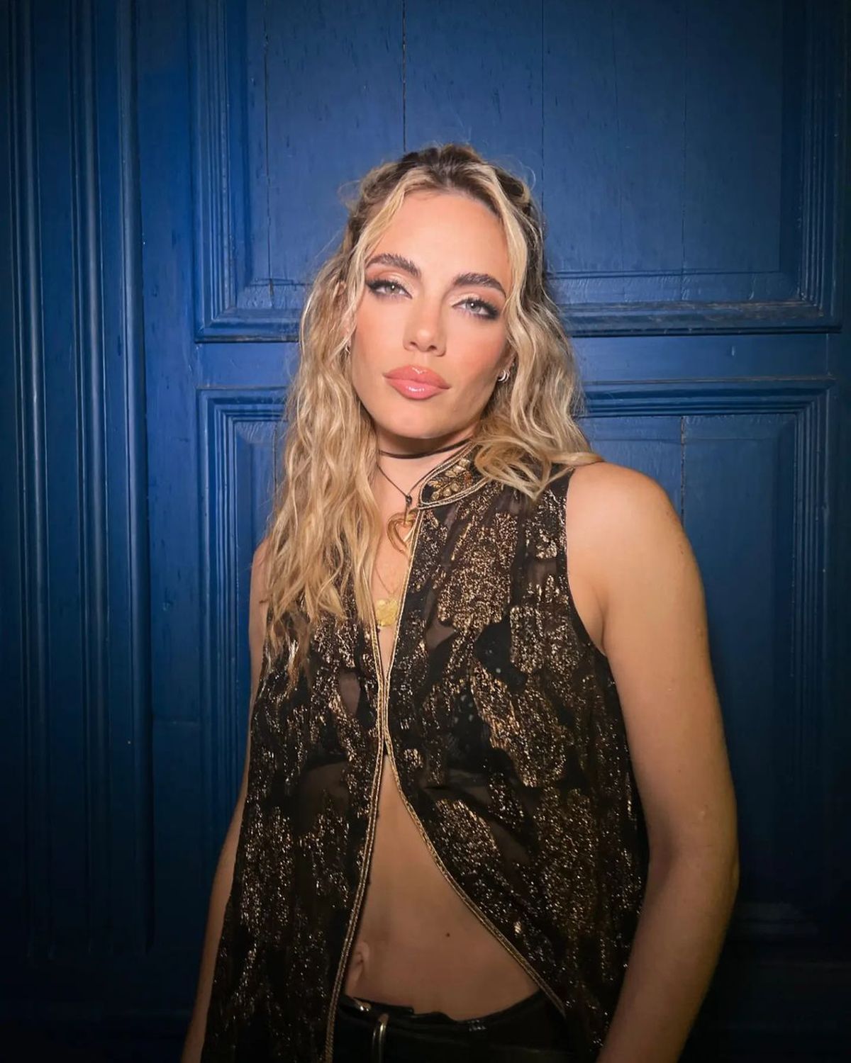 Con chaleco desprendido y pantalon de cuero fajado, Emilia Attias reventó la noche porteña.