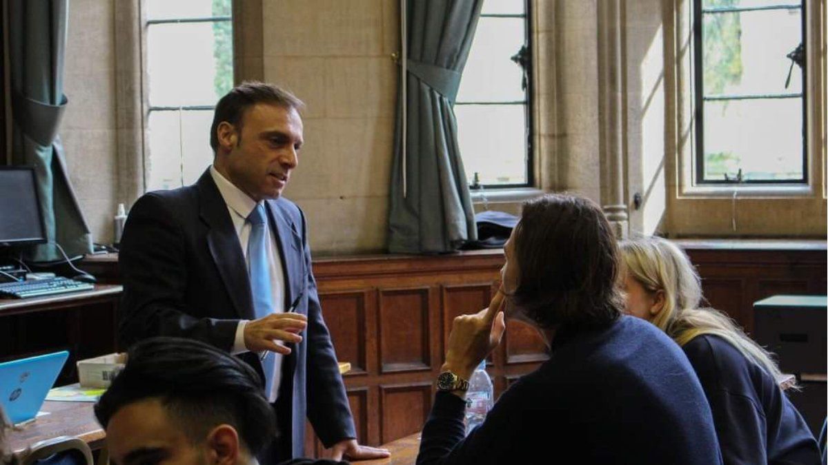 Esteban, el chico que padeció hambre, estudió a la luz de una vela, cumplió sus metas y ahora es un encumbrado profesor políglota en la universidad más prestigiosa del mundo: Oxford.