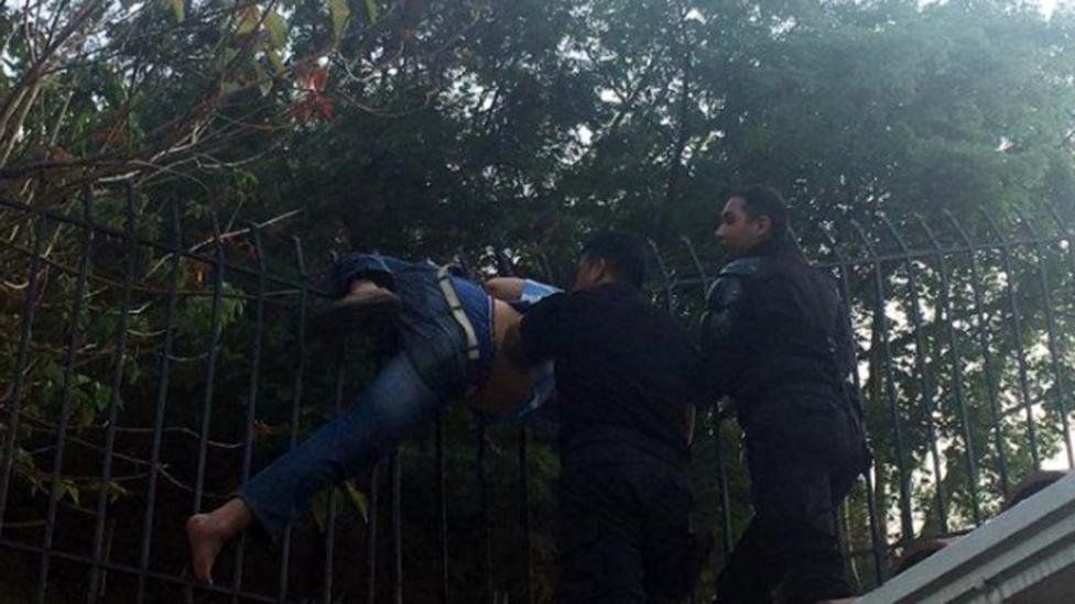 Un ladrón terminó incrustado en la reja de la casa que quería robar