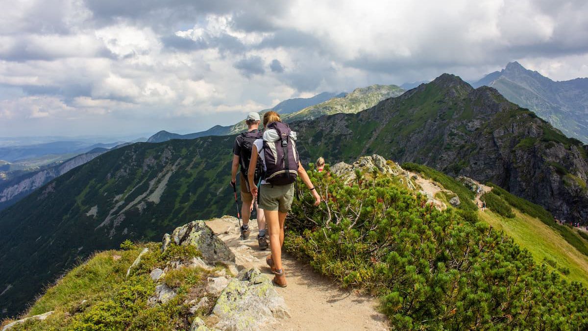 El rucking implica caminatas con mochilas que tengan determinado peso. El rucking implica caminatas con mochilas que tengan determinado peso.
