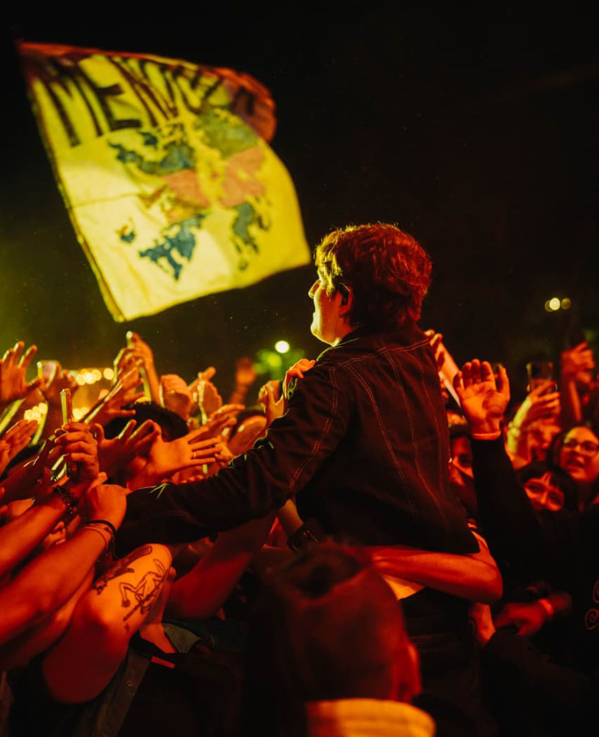 Dillom terminó en medio del público mendocino del Festival Montaña. Dillom terminó en medio del público mendocino del Festival Montaña.