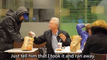 Mirá la reacción de la gente ante un indigente con hambre