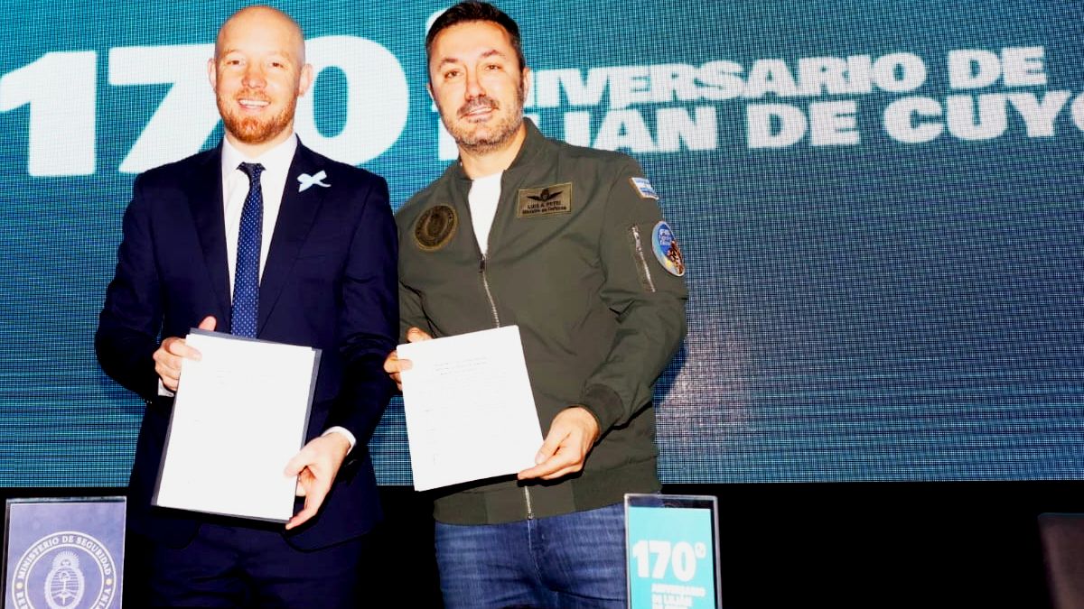 El intendente de Luján Esteban Allasino y el ministro de Defensa Luis Petri.