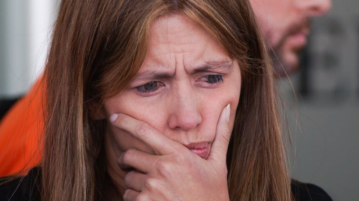 Desazón. El rostro desolado de una de las personas que reclamaban justicia tras conocerse el fallo que absolvió a las 9 imputadas. Desazón. El rostro desolado de una de las personas que reclamaban justicia tras conocerse el fallo que absolvió a las 9 imputadas.