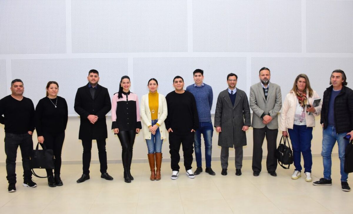 Flor Destéfanis junto a representantes de los gremios y trabajjadores municipales de Santa Rosa. Flor Destéfanis junto a representantes de los gremios y trabajjadores municipales de Santa Rosa.