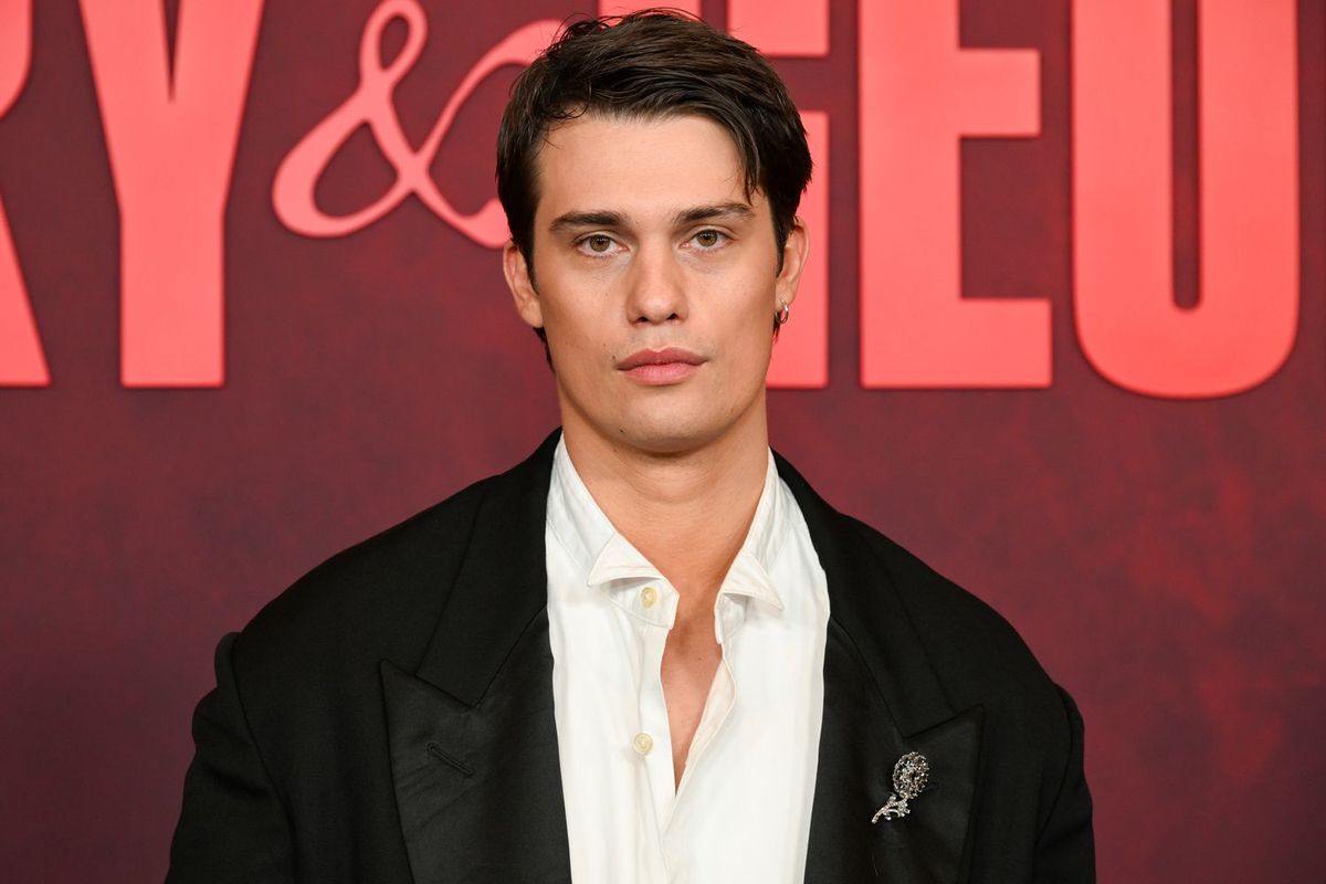 Nicholas Galitzine es uno de los protagonistas de la historia. Imagen: Prime Video.
