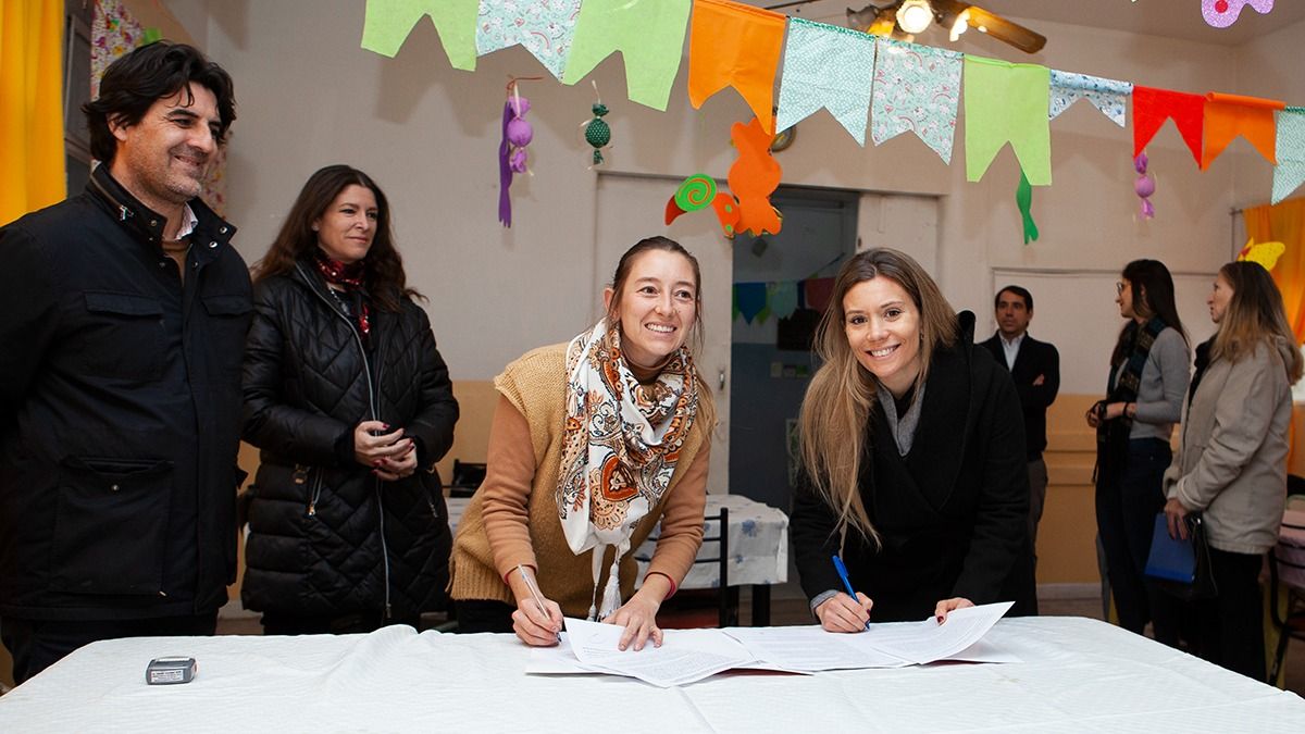 El momento de la firma del acuerdo entre el Ministerio de Salud, Desarrollo Social y Deportes y la Fundación Grupo América.
