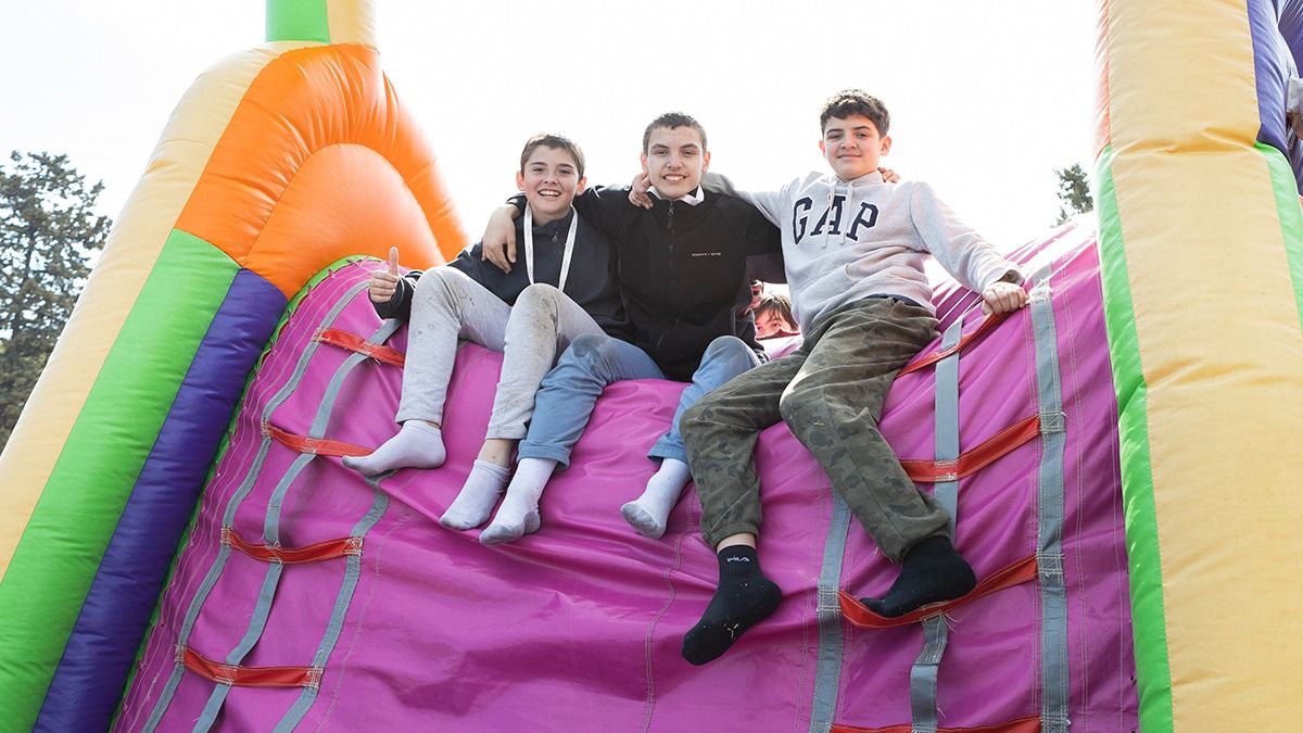 Fran Lancerotti, Vicente Marino y Jano Rodríguez, amigos de Dalvian en uno de los juegos inflables. Fran Lancerotti, Vicente Marino y Jano Rodríguez, amigos de Dalvian en uno de los juegos inflables.