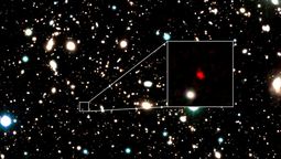 El objeto muy luminoso de intenso color rojo descubierto por astrónomos de Harvard, corresponde a las características de una galaxia situada a 13.500 millones de años