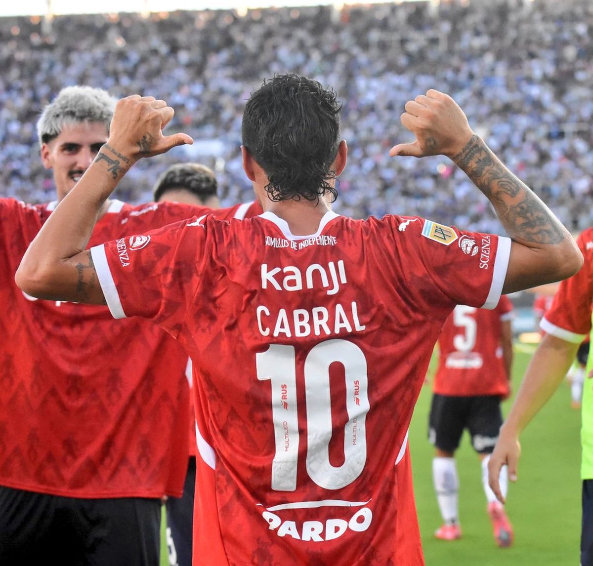 Luciano Cabral le dio el triunfo a Independiente.