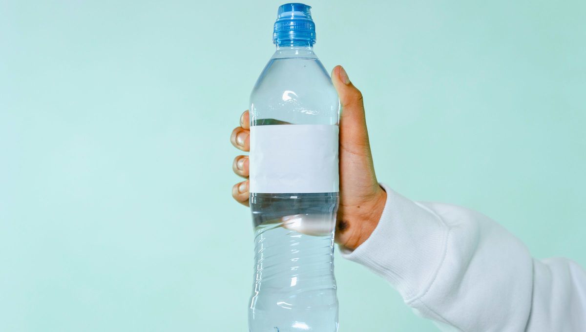 En la mayoría de las casas hay botellas de plástico en uso o en desuso En la mayoría de las casas hay botellas de plástico en uso o en desuso