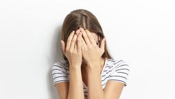 El miedo altera la percepción del tiempo: un minuto puede sentirse eterno cuando el cuerpo está bajo estrés. El miedo altera la percepción del tiempo: un minuto puede sentirse eterno cuando el cuerpo está bajo estrés.