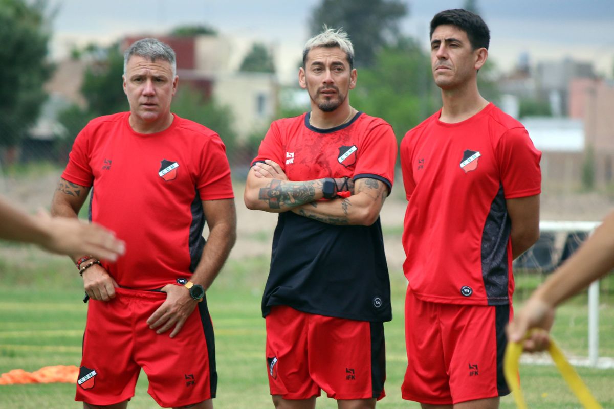 Sambueza y su cuerpo técnico trabajan intensamente