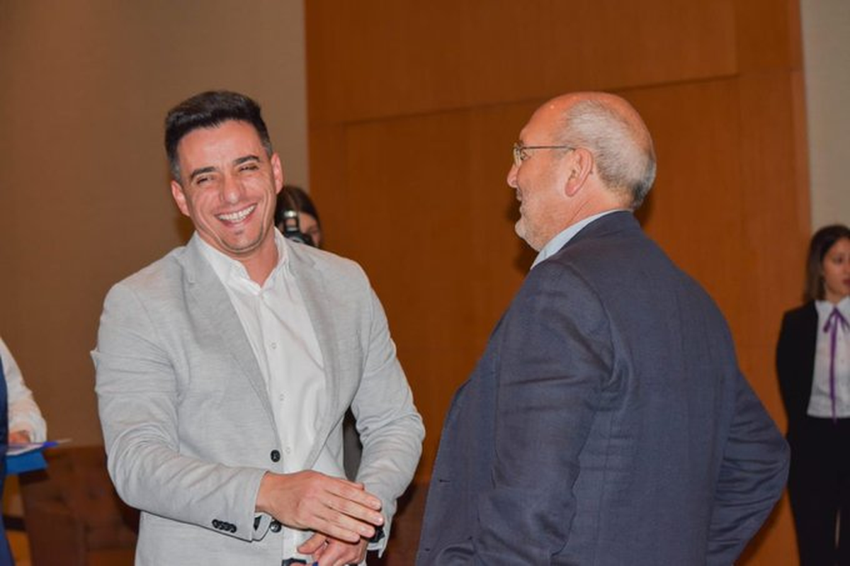 Marcos Calvente con su mentor, Marcelino Iglesias, en la carrera electoral 2023.