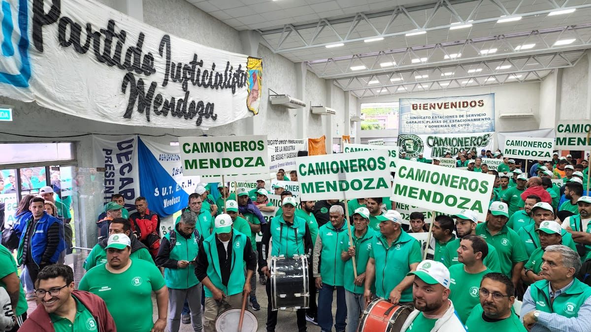 El verde del Sindicato de Camioneros se hizo notar en el acto.