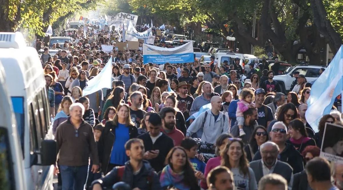 Una de las marchas universitarias en Mendoza.