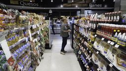 Los supermercados ya empezaron a recibir nuevos precios en productos importados a raíz de la suba del dólar
