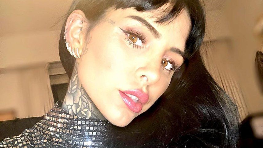 Candelaria Tinelli mostró su cuerpo desnudo y cómo se tiñó el pelo en la bañera