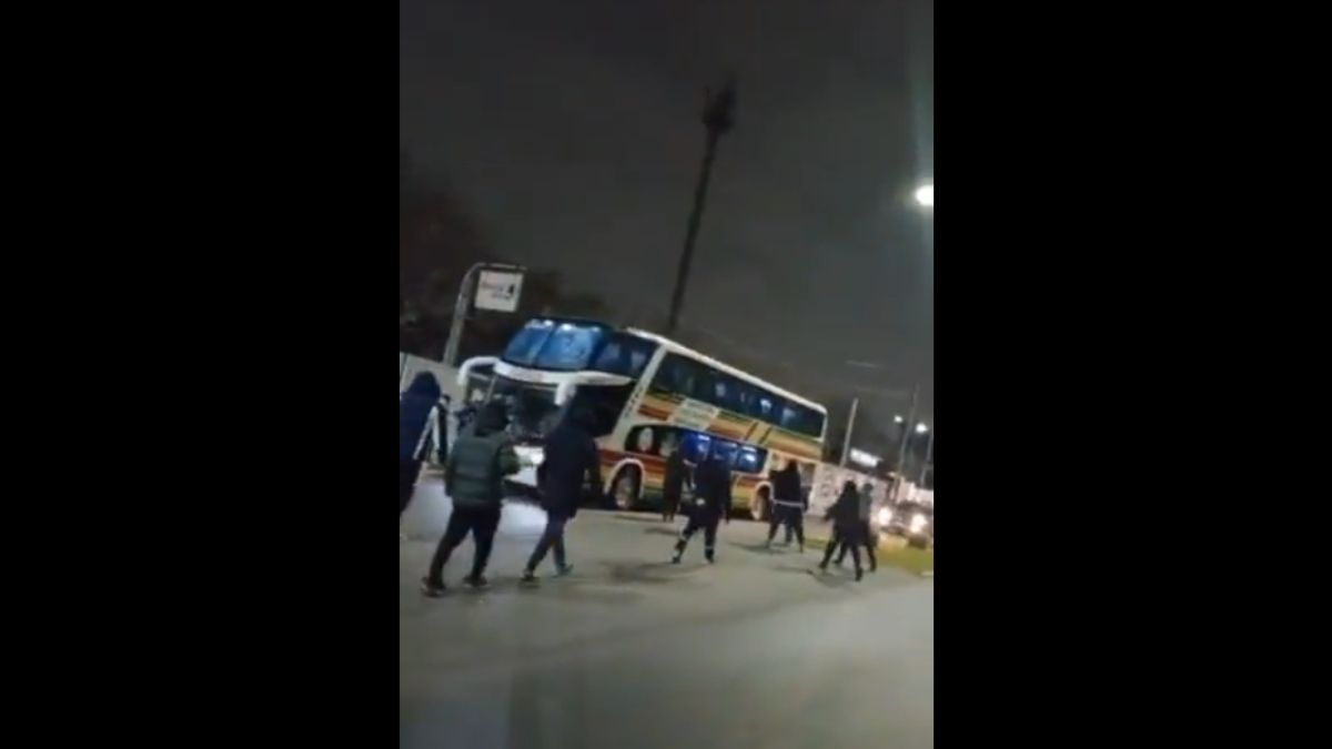 El micro con el plantel de Quilmes fue interceptado por barrabravas que agredieron y amenazaron a los jugadores tras la derrota contra Los Andes por la 27ª fecha de la Primera Nacional.