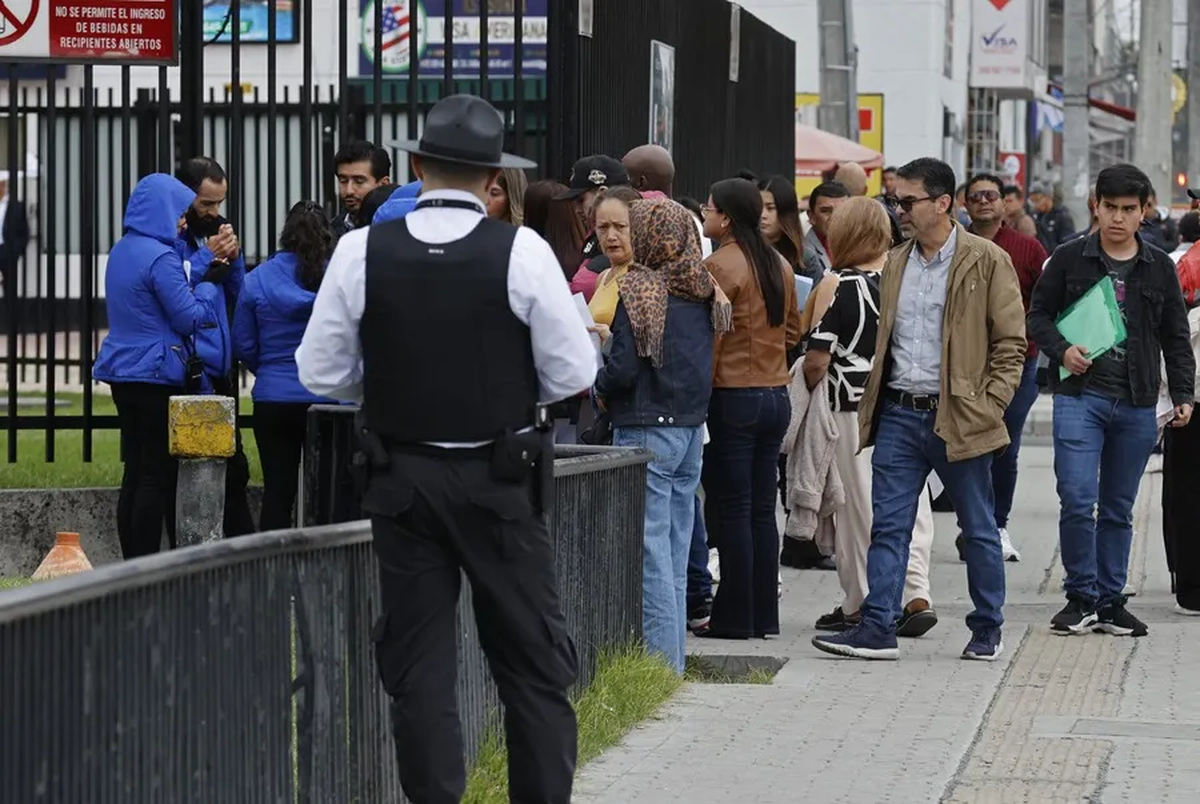 Ciudadanos colombianos solicitantes de visa de los Estados Unidos esperan en una fila, en la sede de la embajada de los Estados Unidos en Bogotá en Colombia. Crédito: EFE/Mauricio Dueñas Castañeda. Ciudadanos colombianos solicitantes de visa de los Estados Unidos esperan en una fila, en la sede de la embajada de los Estados Unidos en Bogotá en Colombia. Crédito: EFE/Mauricio Dueñas Castañeda.