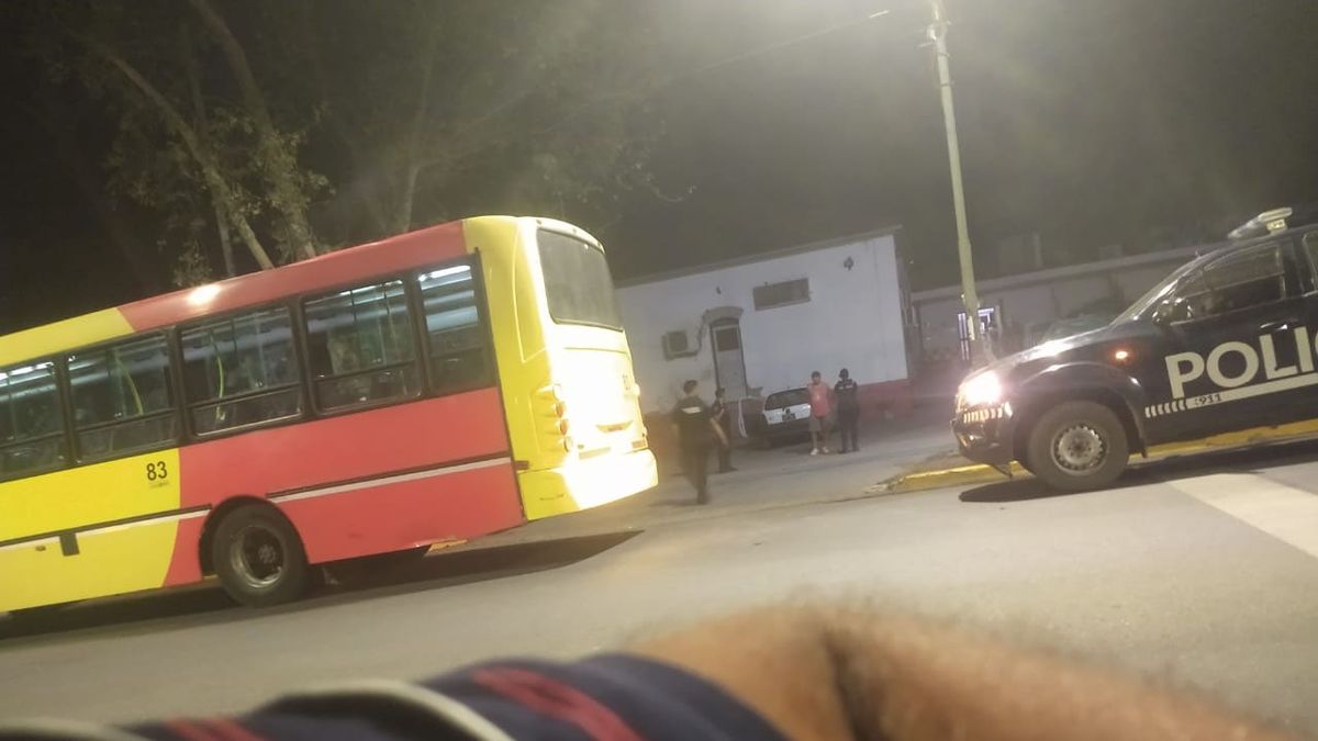 El chofer apuñalado manejó el micro hasta el Hospital Lencinas para ser atendido. El chofer apuñalado manejó el micro hasta el Hospital Lencinas para ser atendido.