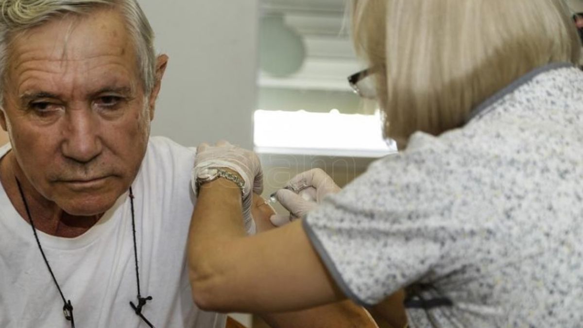 Las autoridades sanitarias aconsejan a todas las personas completar los esquemas de vacunación antigripal y contra Covid-19