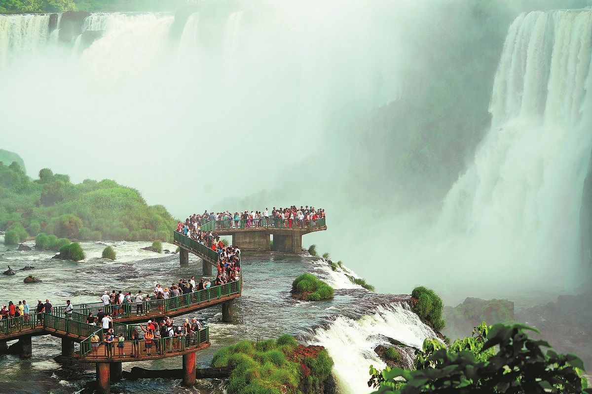 Turistas contemplan el lado brasileño de las Cataratas del Iguazú. PARA USO DE CHINA DAILY