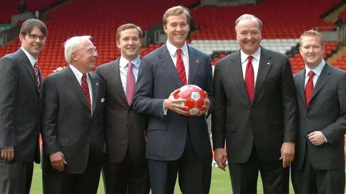Foster Gillett, a la izquierda, junto a la junta directiva del Liverpool. Foster Gillett, a la izquierda, junto a la junta directiva del Liverpool. 