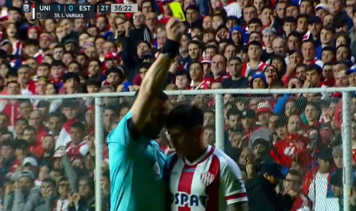 El &aacute;rbitro Fernando Espinoza encar&oacute; al jugador de Uni&oacute;n.