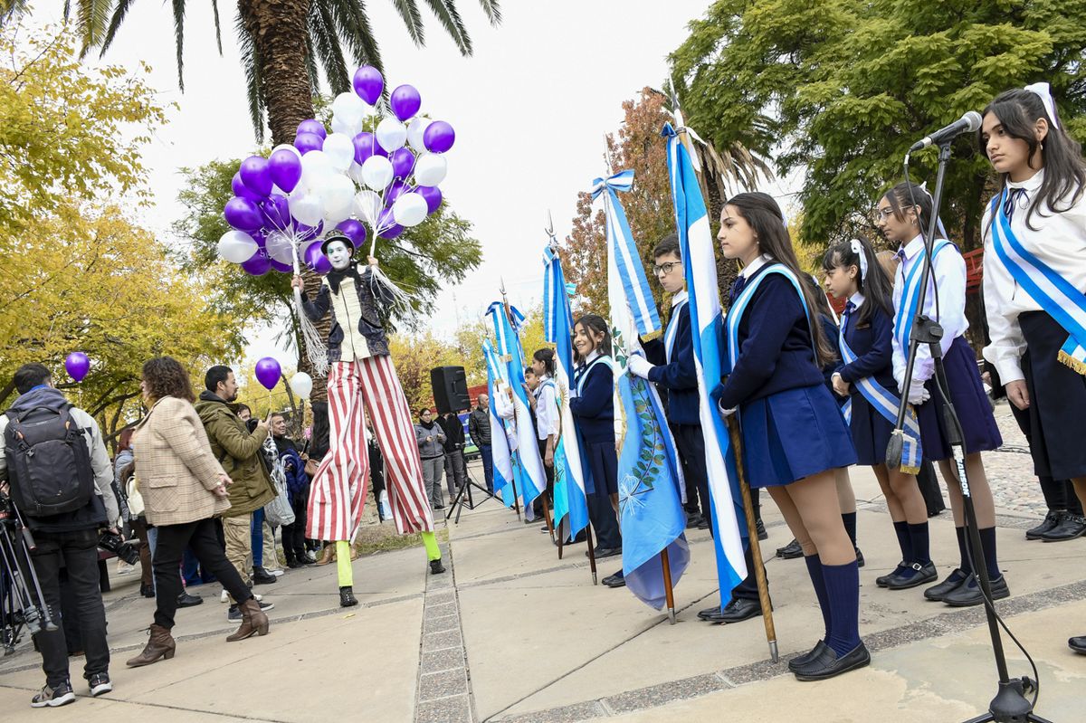 Las banderas de ceremonias de cuatro escuelas del departamento. Las banderas de ceremonias de cuatro escuelas del departamento.