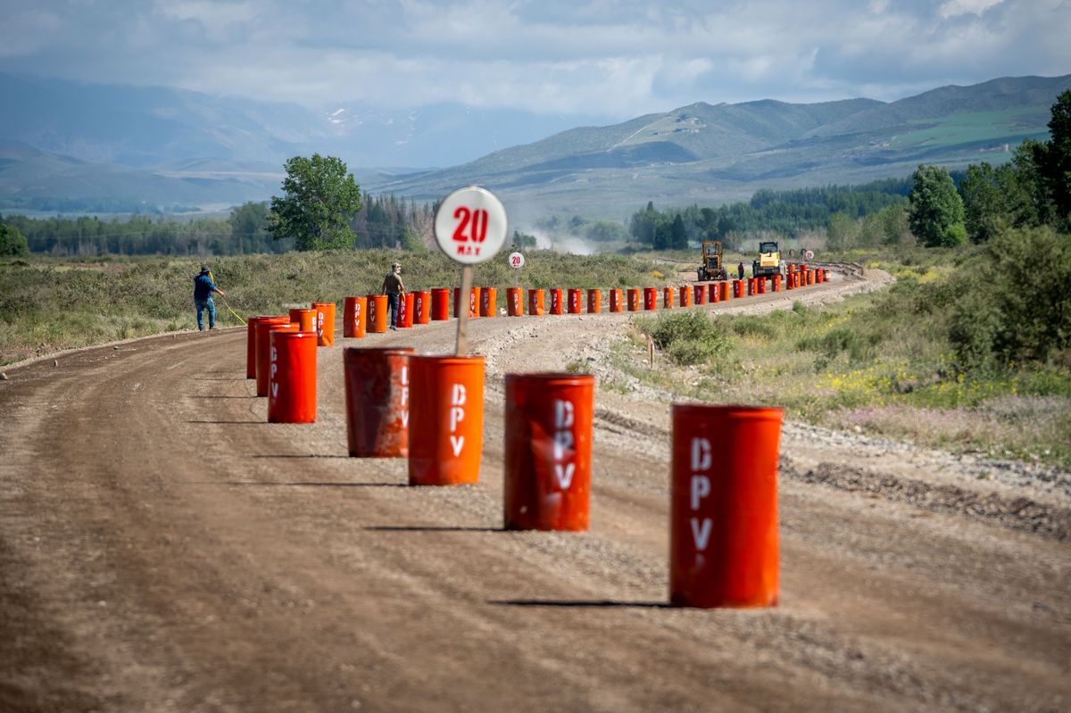Son los operarios de la Dirección Provincial de Vialidad quienes llevan adelante las obras de mejoras en el circuito La Carrera, en Tupungato. Son los operarios de la Dirección Provincial de Vialidad quienes llevan adelante las obras de mejoras en el circuito La Carrera, en Tupungato.