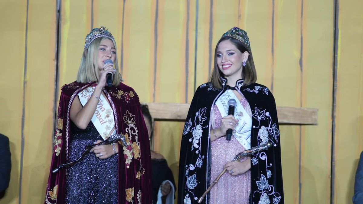Luciendo el corte de pelo y en un hecho inédito para la Vendimia, la reina y la virreina 2024 se despidieron juntas de su mandato. Luciendo el corte de pelo y en un hecho inédito para la Vendimia, la reina y la virreina 2024 se despidieron juntas de su mandato.