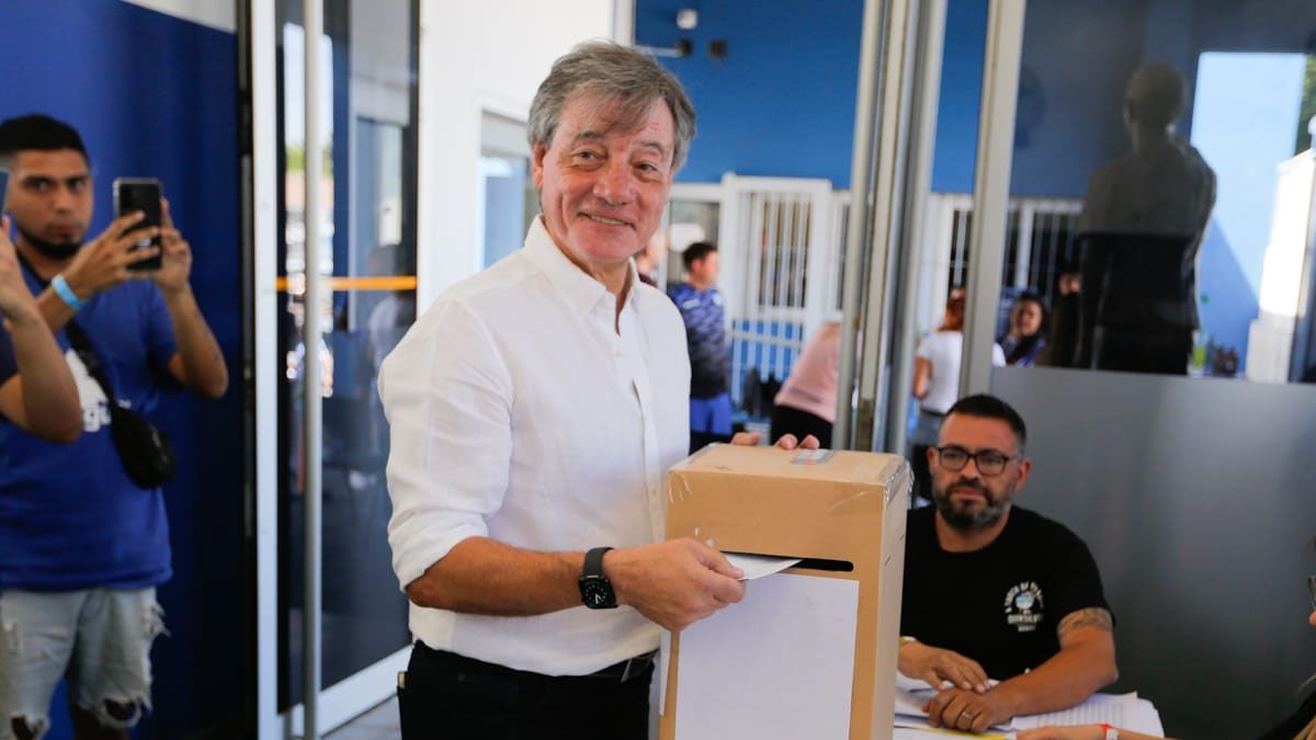 Alejandro Chapini, uno de los candidato a la presidencia del Tomba, ya emitió su voto en las elecciones de Godoy Cruz.