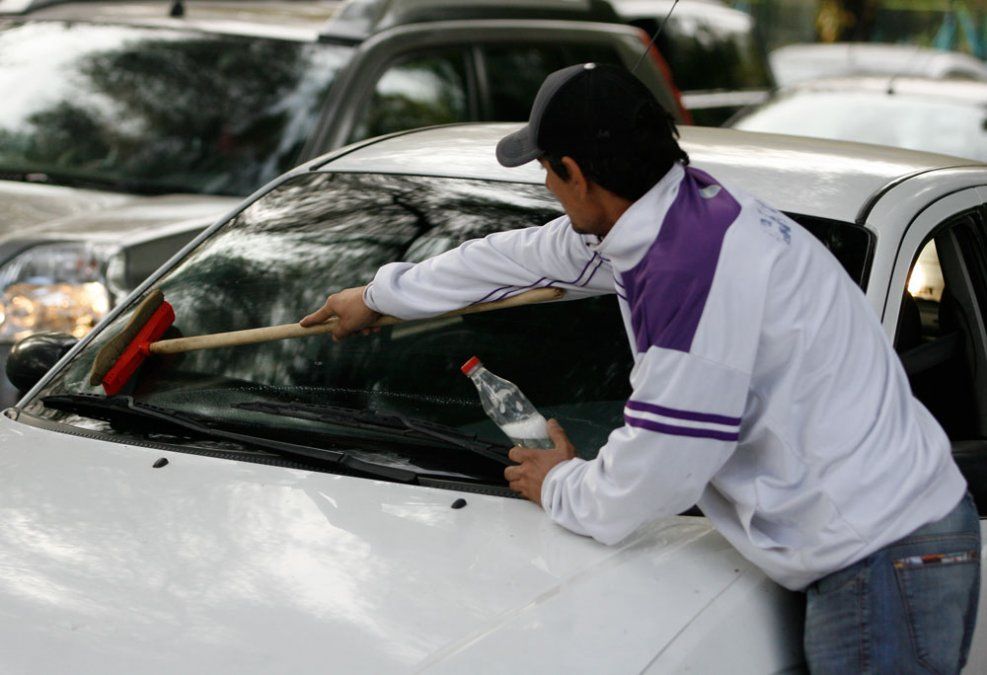 Limpiavidrios, el más informal de los trabajos. Limpiavidrios, el más informal de los trabajos.
