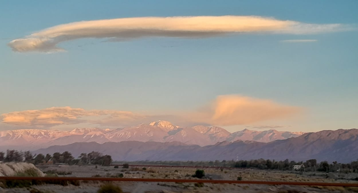 La nubosidad lenticular identifica la presencia de viento Zonda en altura. La nubosidad lenticular identifica la presencia de viento Zonda en altura.