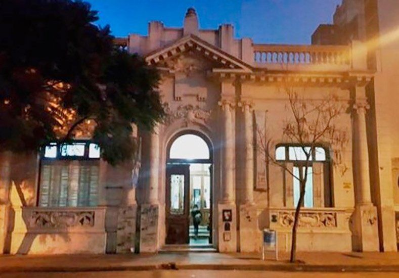 Un alumno le dio una paliza a su maestra de Química porque le puso un 8