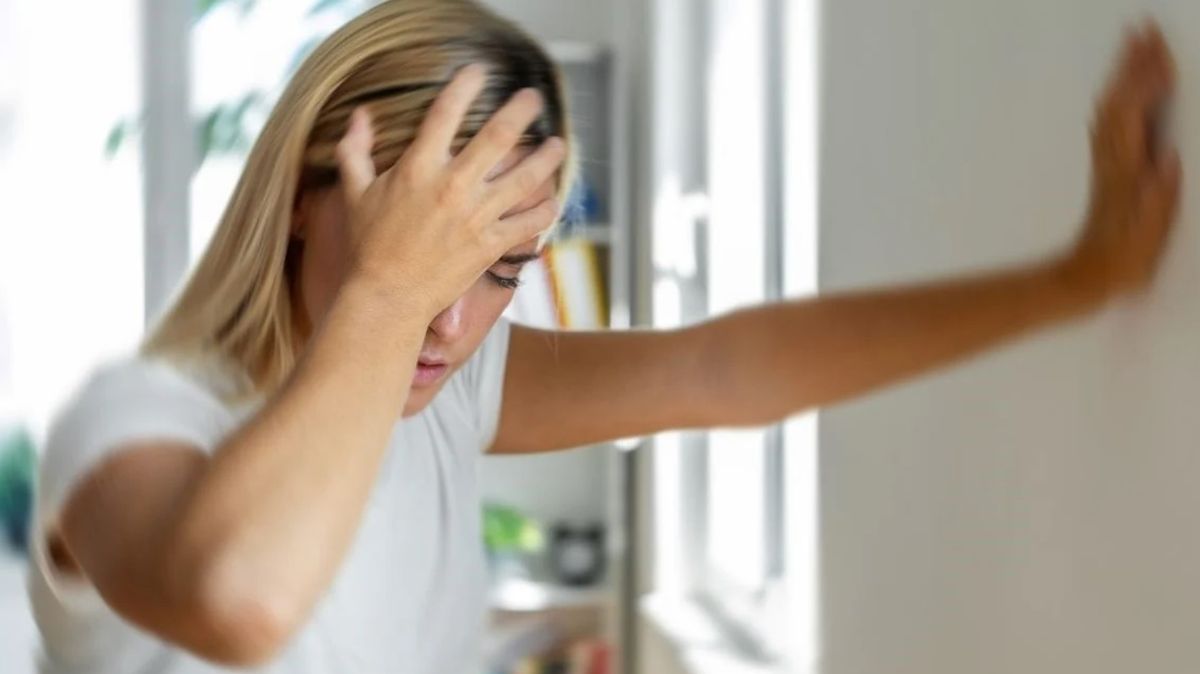 La inflamación de la meningitis produce síntomas como dolor de cabeza, fiebre y rigidez en el cuelo La inflamación de la meningitis produce síntomas como dolor de cabeza, fiebre y rigidez en el cuelo