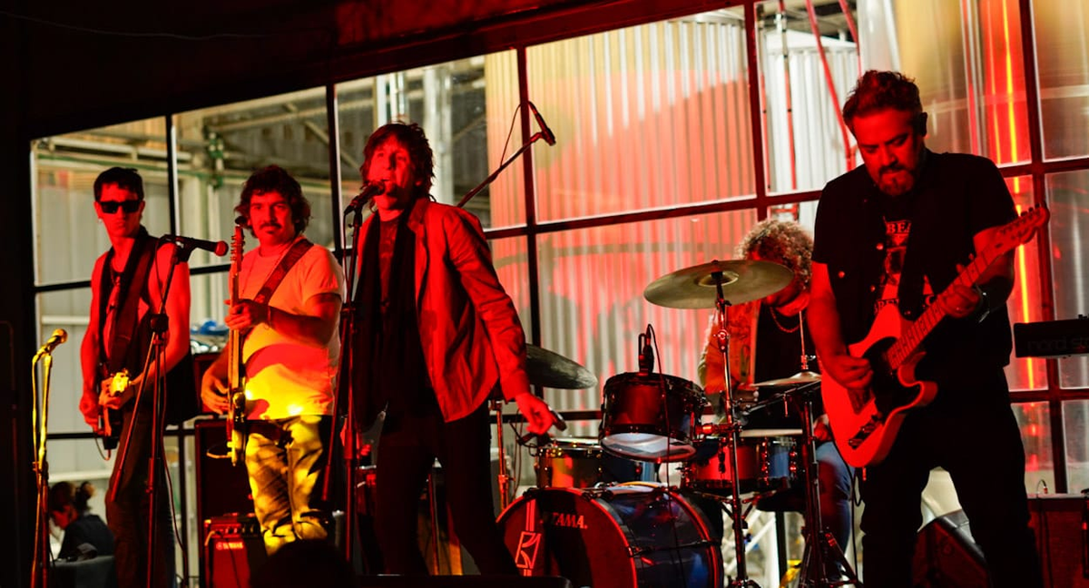 La Stone Willys Band abrió el show aniversario de radio Nihuil y FM Ayer.