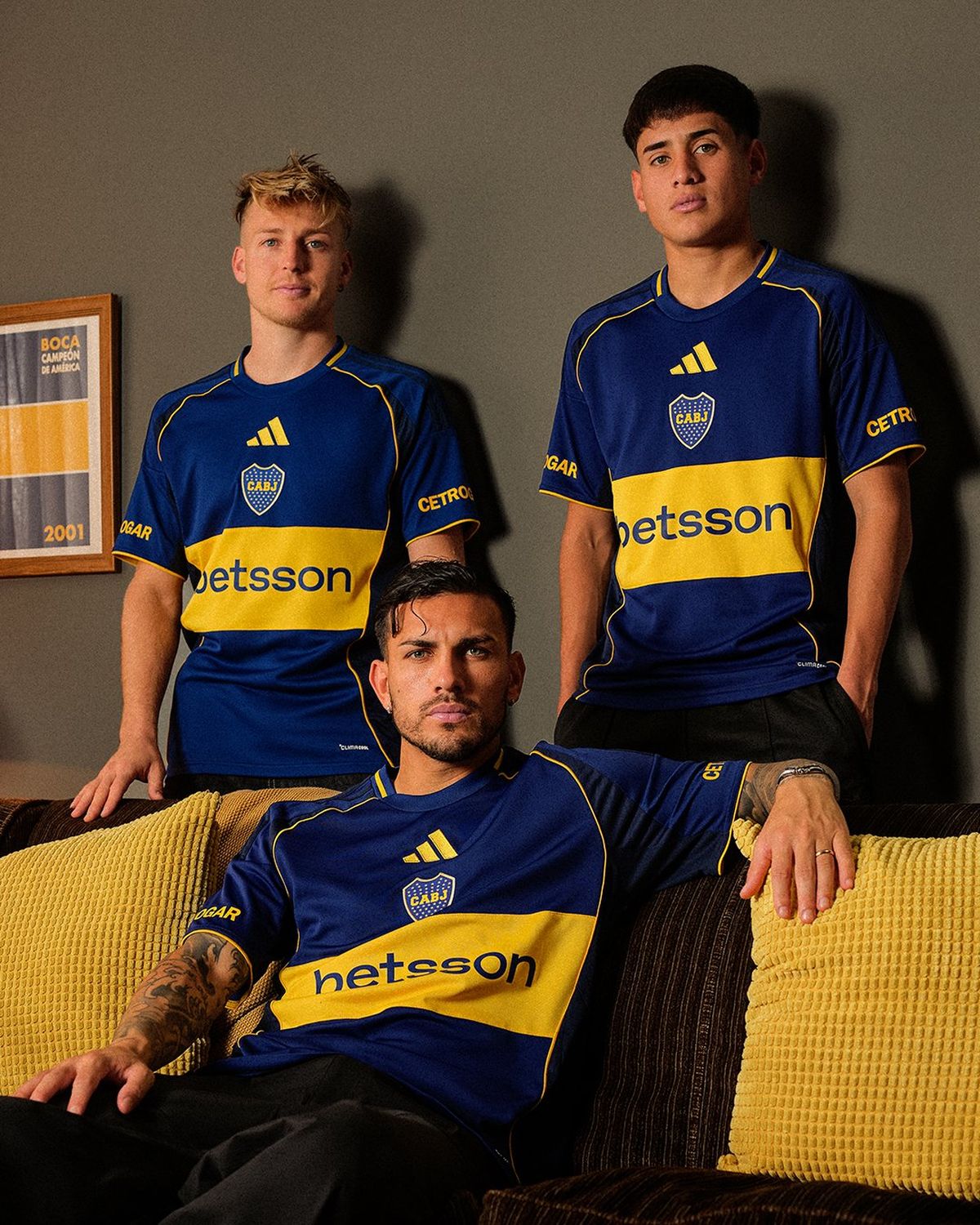 Leandro Paredes, Santiago Ascac&iacute;bar y Tom&aacute;s Aranda presentando la nueva camiseta aniversario de Boca por la consagraci&oacute;n en Libertadores.&nbsp;