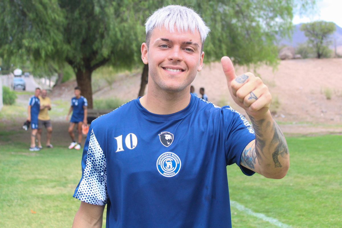 Matías Reali con la nueva ropa de entrenamiento de la marca Lyon Matías Reali con la nueva ropa de entrenamiento de la marca Lyon