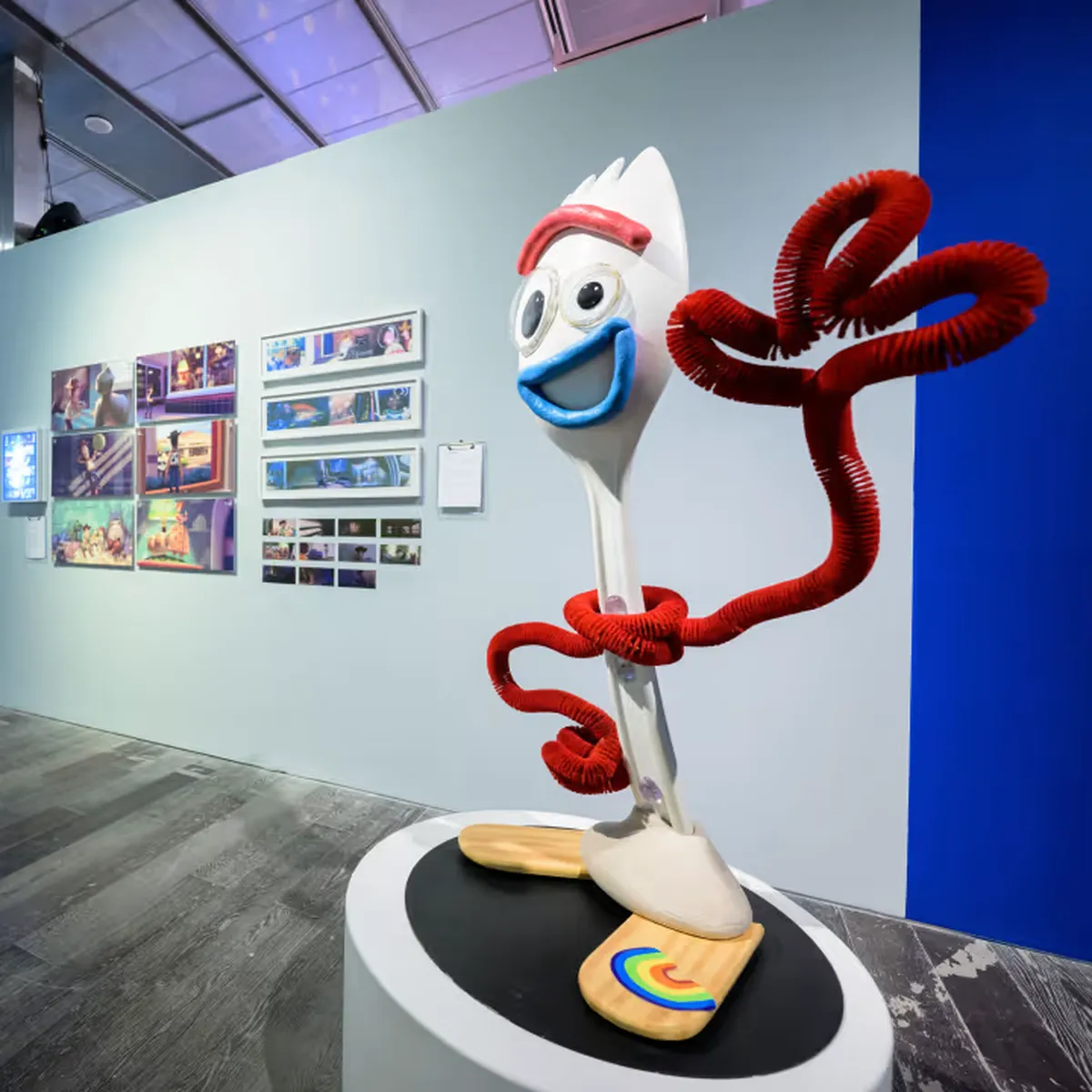 Toy Story 30: Exposición Aniversario es una exploración de cómo la imaginación, la tecnología y el arte de contar historias pueden unirse para crear algo. Toy Story 30: Exposición Aniversario es una exploración de cómo la imaginación, la tecnología y el arte de contar historias pueden unirse para crear algo.