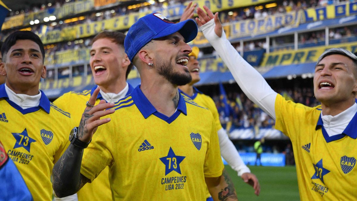 Darío Benedetto, delantero de Boca, celebra la conquista de la Liga Profesional junto a sus compañeros.