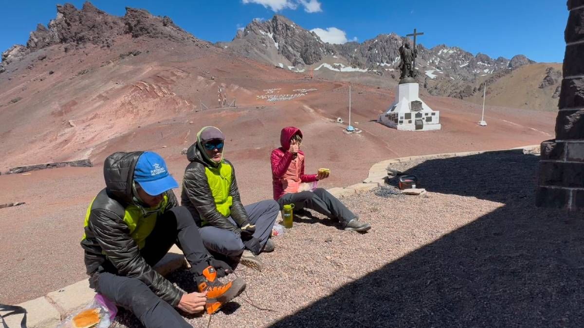 Pablo Betancourt, Ignacio Rogé y Felicitas Oyhenart almorzaron luego de caminar hasta el Cristo Redentor a 3.800 metros de altura sobre el nivel del mar. Pablo Betancourt, Ignacio Rogé y Felicitas Oyhenart almorzaron luego de caminar hasta el Cristo Redentor a 3.800 metros de altura sobre el nivel del mar.