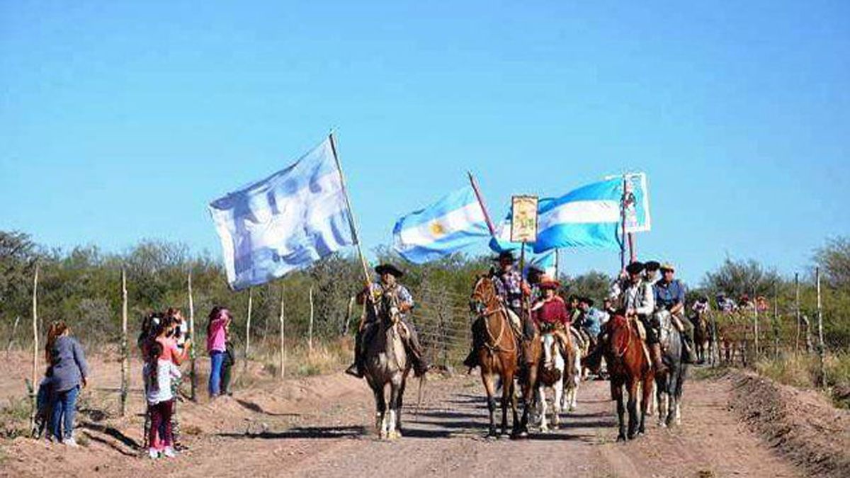 En La Paz el domingo a las 18 se reunieron para regalarle 20 cuecas y 20 gatos a San Vicente para que terminara con la sequía y a las 23 llegó la tormenta,