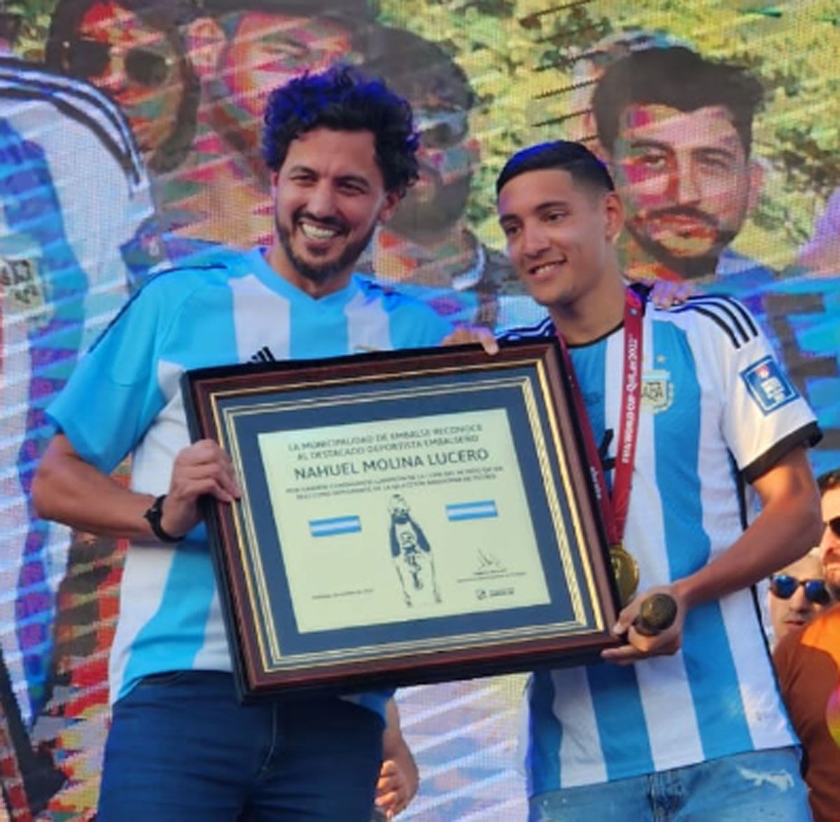 Nahuel Molina, titular en la Selección argentina campeona del mundo, fue recibido en Embalse