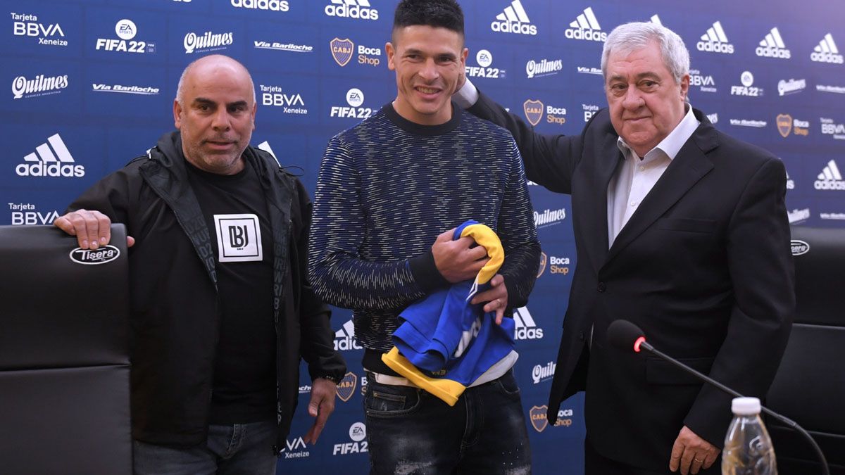 Mauricio Serna, Facundo Roncaglia y Jorge Amor Ameal, en la presentación del nuevo jugador de Boca.