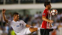Estudiantes volvió a perder con Santos y se complicó