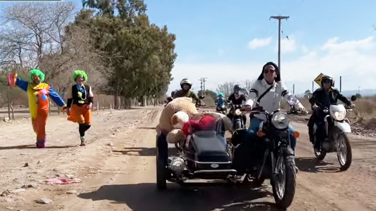 ¡Llegó la alegría a Anchoris! La caravana de motos de las Coronadas Riders llegó este viernes con su campaña solidaria a la escuela Isla Soledad.